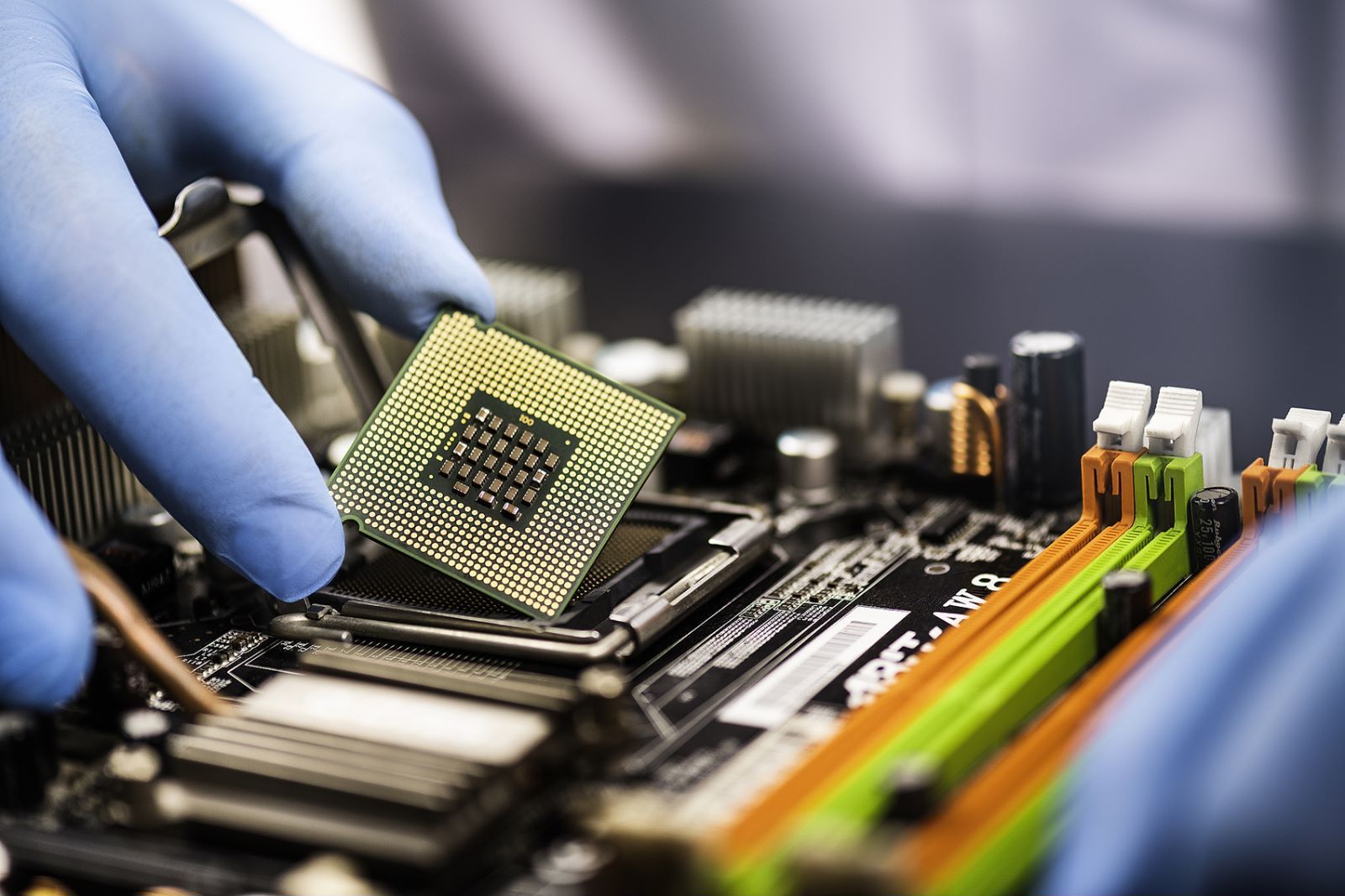 AMD重磅發布新一代AI PC芯片,欲在這一領域取得領先地位!公司股價漲近2%(圖5) AMD重磅發布新一代AI PC芯片,欲在這一領域取得領先地位!公司股價漲近2%(圖5)